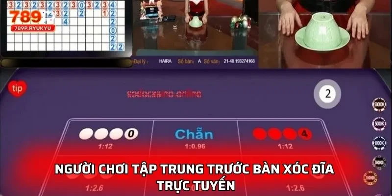 Xóc Đĩa Đổi Thưởng 789P - Trải Nghiệm Game Đỉnh Cao 1 Người chơi tập trung trước bàn xóc đĩa trực tuyến